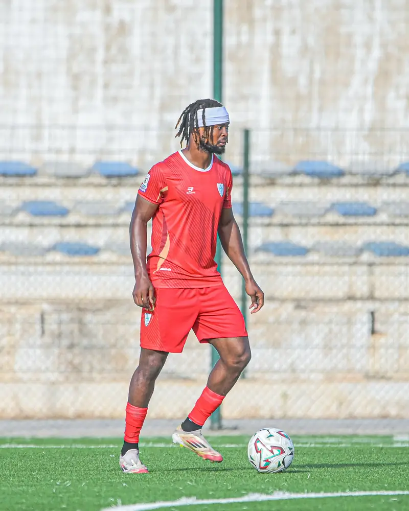 Joueur de l’IZK en maillot rouge, ballon au pied