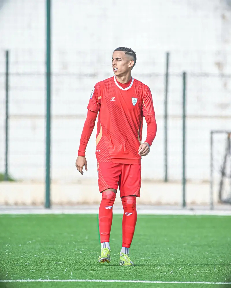 Joueur de l’IZK en maillot rouge à manches longues
